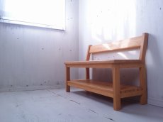 画像1: 無垢ヒノキで造る　背もたれ付　ベンチチェア　棚付 w1000 【きつね色】　セミオーダー品 (1)