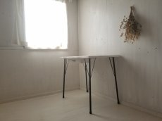 画像1: 無垢ヒノキで造る家具　アンティーク風　パソコンデスク　鉄脚　アイアン脚　天板 h75ｃｍ w85ｃｍ d60cm　【ホワイト】　引き出し付き　セミオーダー品  (1)