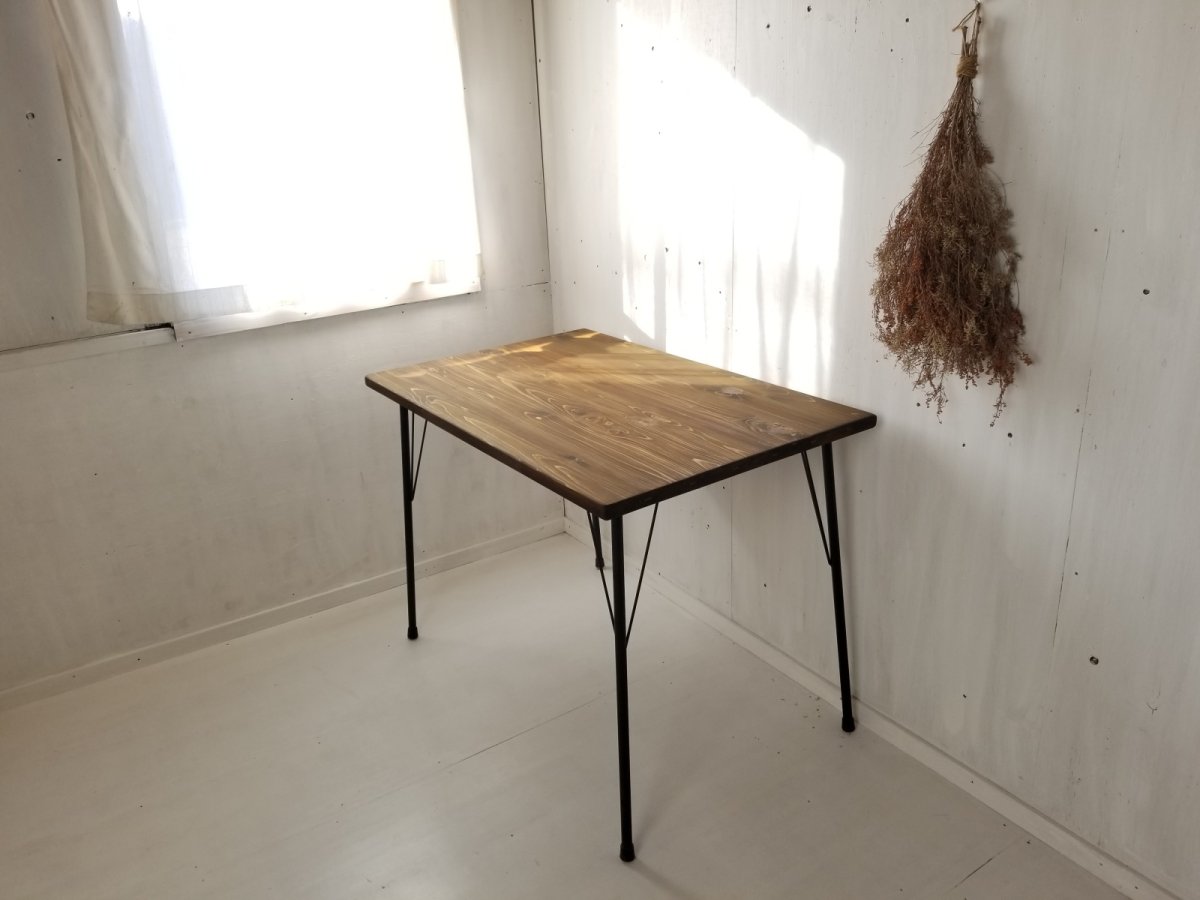 画像1: 無垢ヒノキで造る家具　アンティーク風　ダイニングテーブル　鉄脚　アイアン脚　1人〜２人用　 h800 w1100 d700　【ステインオーク】　セミオーダー品  (1)
