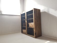 画像5: ナチュラルテイスト　キャビネット　観音開きタイプ　チキンネット扉付　収納棚　仕切り付き　４段　h960 w960 d325　【ステインオーク】　セミオーダー品 (5)