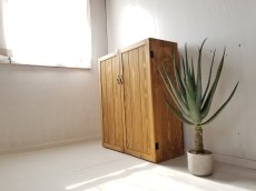 画像2: ナチュラルテイスト　キャビネット　観音開きタイプ　扉付　収納棚　縦仕切り有り　木の扉  h948 w800 d325 【オスモオーク】　セミオーダー品 (2)