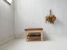 画像3: 無垢ヒノキで造る　角スツール　チェア　椅子　棚付き　h280 w400 d400 【無塗装×オスモウォルナット】　　セミオーダー品 (3)
