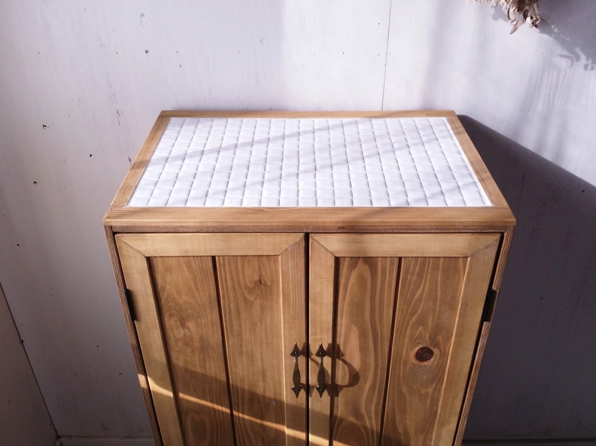 画像1: ナチュラルテイスト　キャビネット　観音開きタイプ　収納棚　木の扉　タイルトップ 　脚付き　 h1100 w560 d395　【ホワイト】　セミオーダー品 (1)