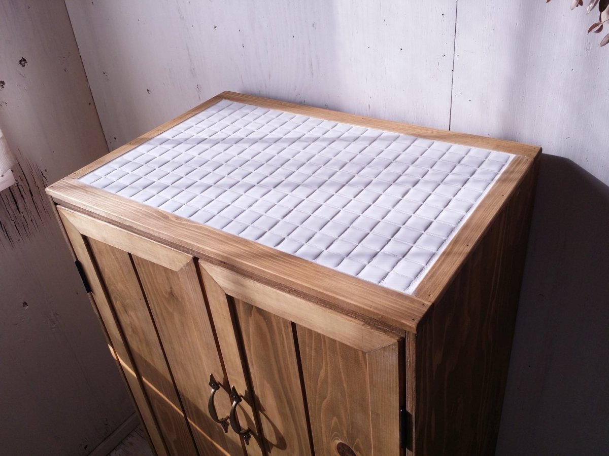 画像7: ナチュラルテイスト　キャビネット　観音開きタイプ　収納棚　木の扉　タイルトップ 　脚付き　 h1100 w560 d395　【ホワイト】　セミオーダー品 (7)