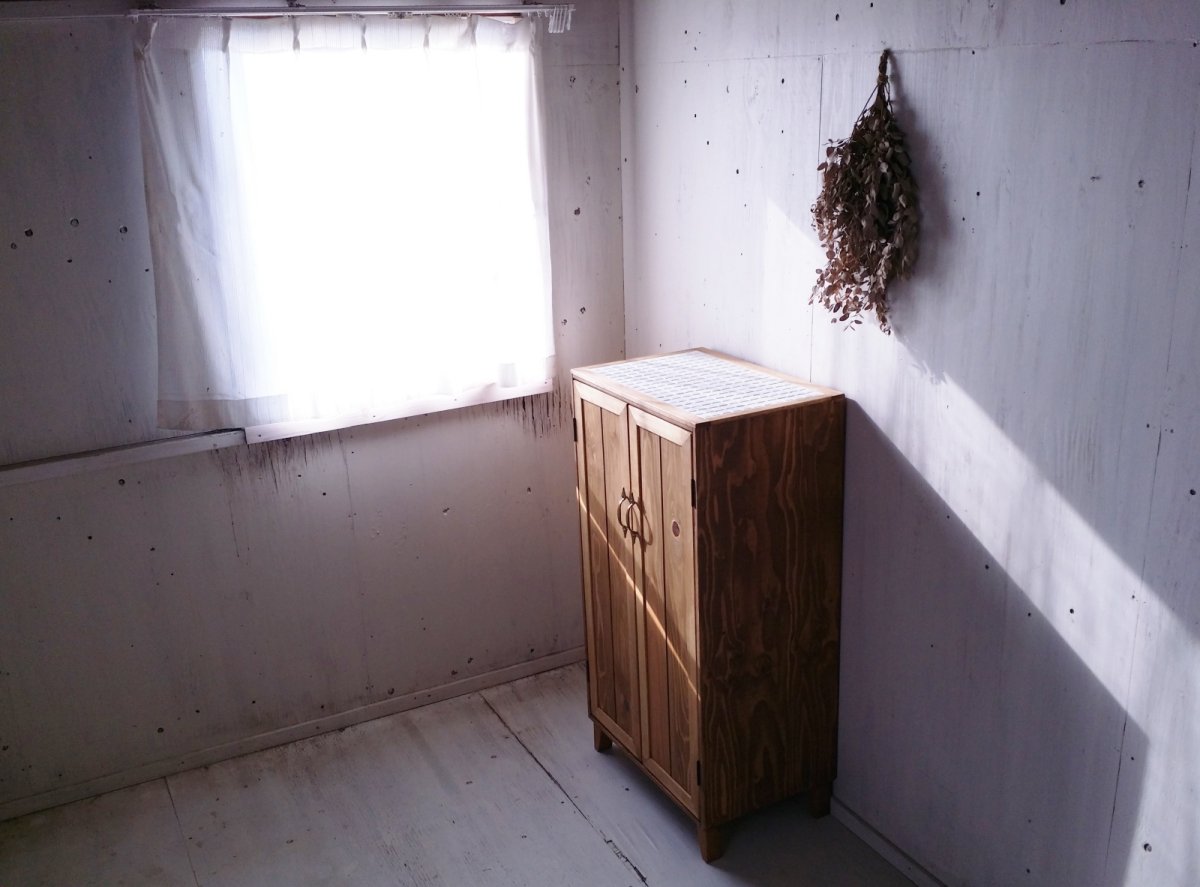 画像6: ナチュラルテイスト　キャビネット　観音開きタイプ　収納棚　木の扉　タイルトップ 　脚付き　 h1100 w560 d395　【ホワイト】　セミオーダー品 (6)