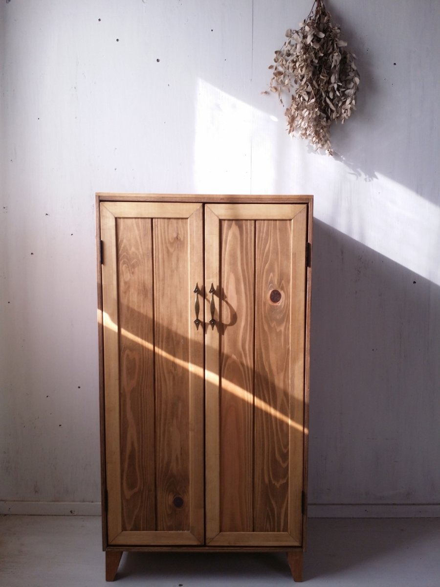 画像3: ナチュラルテイスト　キャビネット　観音開きタイプ　収納棚　木の扉　タイルトップ 　脚付き　 h1100 w560 d395　【ホワイト】　セミオーダー品 (3)