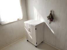 画像6: ナチュラルテイスト　キャビネット　観音開きタイプ　収納棚　木の扉　タイルトップ 　キャスター付き　 h890 w606 d450　【ホワイト】　セミオーダー品 (6)