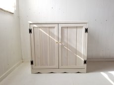 画像3: ナチュラルテイスト　キャビネット　観音開きタイプ　扉付　２段収納棚　足元なみなみ飾り　　h760 w820 d505 【ミルキーホワイト】　セミオーダー品 (3)