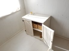 画像2: ナチュラルテイスト　キャビネット　観音開きタイプ　扉付　２段収納棚　足元なみなみ飾り　　h760 w820 d505 【ミルキーホワイト】　セミオーダー品 (2)