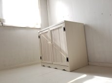 画像5: ナチュラルテイスト　キャビネット　観音開きタイプ　扉付　２段収納棚　足元なみなみ飾り　　h760 w820 d505 【ミルキーホワイト】　セミオーダー品 (5)