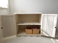 画像4: ナチュラルテイスト　キャビネット　観音開きタイプ　扉付　２段収納棚　足元なみなみ飾り　　h760 w820 d505 【ミルキーホワイト】　セミオーダー品 (4)