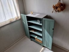 画像5: ナチュラルテイスト　キャビネット　観音開きタイプ　収納棚５段　木の扉　タイルトップ 　脚付き　 h1100 w600 d330　【アンティークブルー】　セミオーダー品 (5)