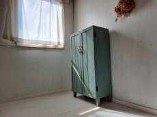 画像3: ナチュラルテイスト　キャビネット　観音開きタイプ　収納棚５段　木の扉　タイルトップ 　脚付き　 h1100 w600 d330　【アンティークブルー】　セミオーダー品 (3)