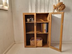 画像1: ナチュラルテイスト　キャビネット　観音開きタイプ　扉付　収納棚　チキンネットの扉　h850 w600 d250 【オスモオーク】　セミオーダー品 (1)