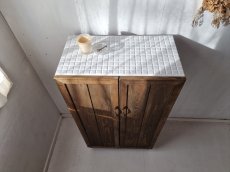 画像2: ナチュラルテイスト　キャビネット　観音開きタイプ　扉付　収納棚　タイルトップ　脚付き　h1100 w606 d330 【ステインオーク】　セミオーダー品 (2)