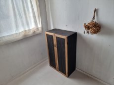 画像2: ナチュラルテイスト　キャビネット　観音開きタイプ　扉付　収納棚　木の扉  h960 w600 d325　【オスモブラック×オスモウォルナット】　セミオーダー品 (2)