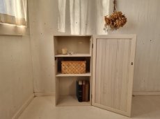 画像2: ナチュラルテイスト　キャビネット　扉付　収納棚 　木の扉　h885 ｗ450 ｄ300　【ミルキーホワイト】　セミオーダー品 (2)