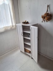 画像5: ナチュラルテイスト　キャビネット　観音開きタイプ　収納棚５段　木の扉　タイルトップ 　脚付き　 h1100 w606 d405　【ホワイト】　セミオーダー品 (5)