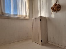 画像1: ナチュラルテイスト　キャビネット　扉付　収納棚 　木の扉　h885 ｗ450 ｄ300　【ミルキーホワイト】　セミオーダー品 (1)