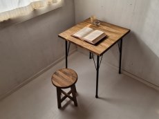 画像1: 無垢ヒノキで造る家具　アンティーク風　アイアン脚引き出しなしデスク・マルスツールの２点セット 【オスモウォルナット薄め】　セミオーダー品  (1)