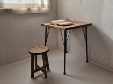 画像3: 無垢ヒノキで造る家具　アンティーク風　アイアン脚引き出しなしデスク・マルスツールの２点セット 【オスモウォルナット薄め】　セミオーダー品  (3)