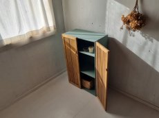 画像4: ナチュラルテイスト　キャビネット　観音開きタイプ　扉付　収納棚　木の扉  h948 w600 d325　【オスモオーク×アンティークブルー】　セミオーダー品 (4)