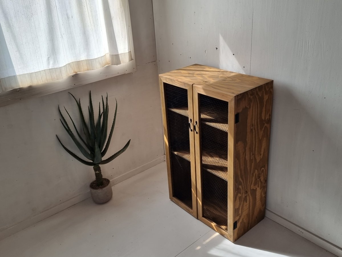 画像2: ナチュラルテイスト　キャビネット　観音開きタイプ　扉付　収納棚　チキンネットの扉　h948 w600 d325 【オスモオーク】　セミオーダー品 (2)