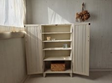 画像4: ナチュラルテイスト　キャビネット　観音開きタイプ　収納棚５段　木の扉　タイルトップ 　脚付き　 h1100 w604 d303　【ミルキーホワイト】　セミオーダー品 (4)