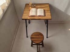 画像2: 無垢ヒノキで造る家具　アンティーク風　アイアン脚引き出しなしデスク・マルスツールの２点セット 【オスモウォルナット薄め】　セミオーダー品  (2)