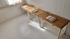 画像2: 無垢ヒノキで造る　パソコンデスク　学習机　飾り台　商品棚【type2】　取手違い３点セット　h700 w1000 d500 【オスモオーク×ミルキーホワイト】　セミオーダー品　 (2)