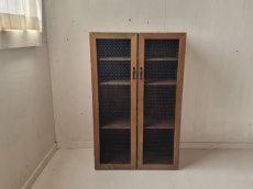 画像5: ナチュラルテイスト　キャビネット　観音開きタイプ　扉付　収納棚　４段　チキンネットの扉　h960 w600 d325 【ステインオーク】　セミオーダー品 (5)