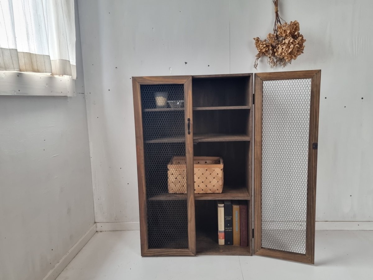 画像3: ナチュラルテイスト　キャビネット　観音開きタイプ　金物可動棚　４段　チキンネットの扉　h960 w600 d325 【ステインオーク】　セミオーダー品 (3)