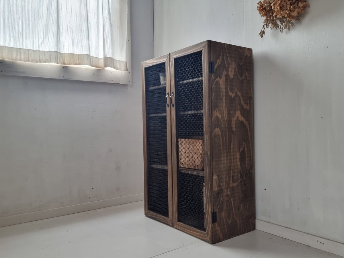 画像5: ナチュラルテイスト　キャビネット　観音開きタイプ　金物可動棚　４段　チキンネットの扉　h960 w600 d325 【ステインオーク】　セミオーダー品 (5)