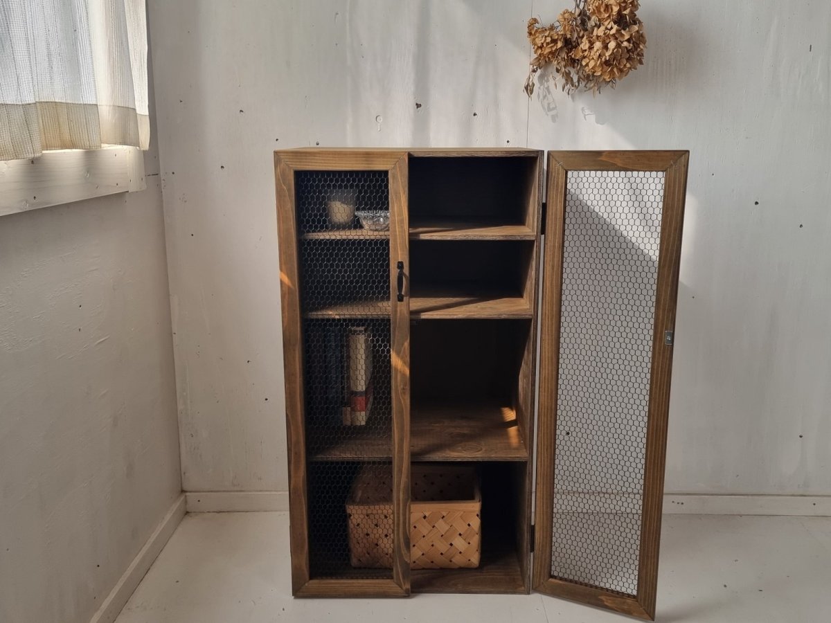 画像2: ナチュラルテイスト　キャビネット　観音開きタイプ　扉付　収納棚　４段　チキンネットの扉　h960 w520 d400 【ステインオーク】　セミオーダー品 (2)