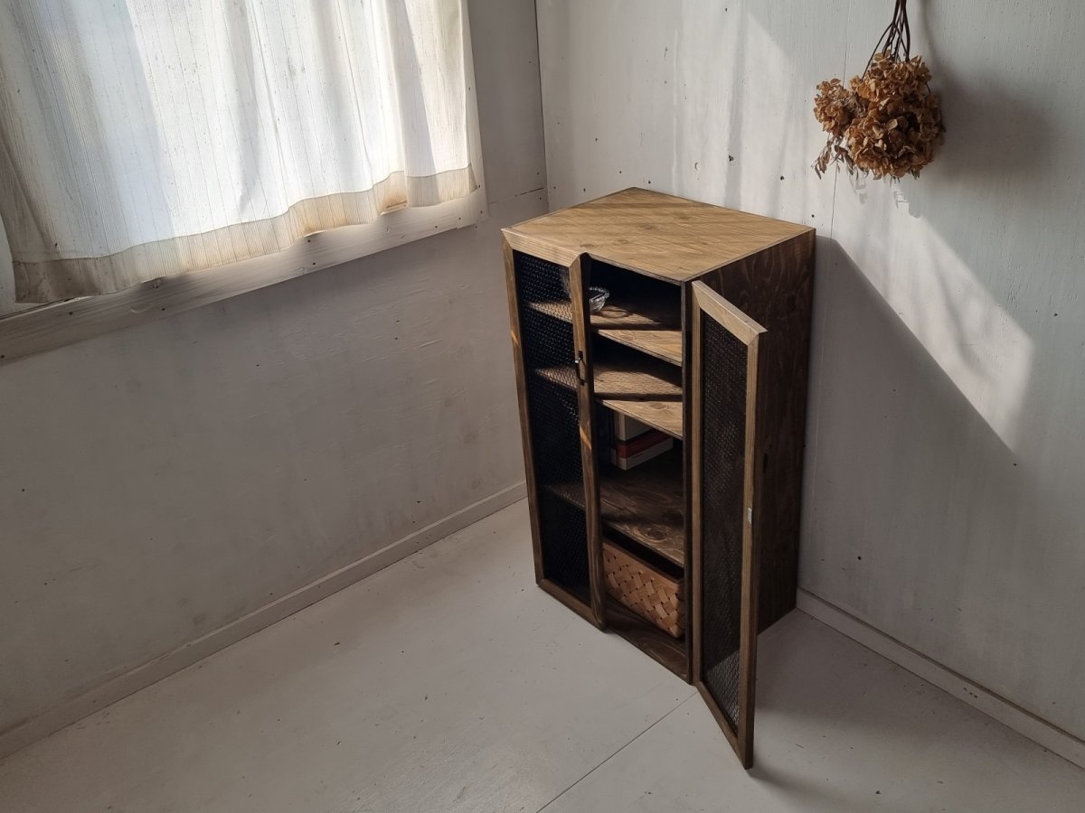 画像4: ナチュラルテイスト　キャビネット　観音開きタイプ　扉付　収納棚　４段　チキンネットの扉　h960 w520 d400 【ステインオーク】　セミオーダー品 (4)