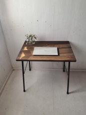 画像2: 無垢ヒノキで造る家具　アンティーク風　パソコンデスク　鉄脚　アイアン脚　h710 w800 d600  【ステインオーク】セミオーダー品 (2)