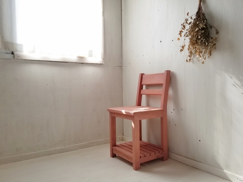画像1: 無垢ヒノキで造る　棚付き　チェア　椅子　イス　　【ぴんく】セミオーダー品 (1)