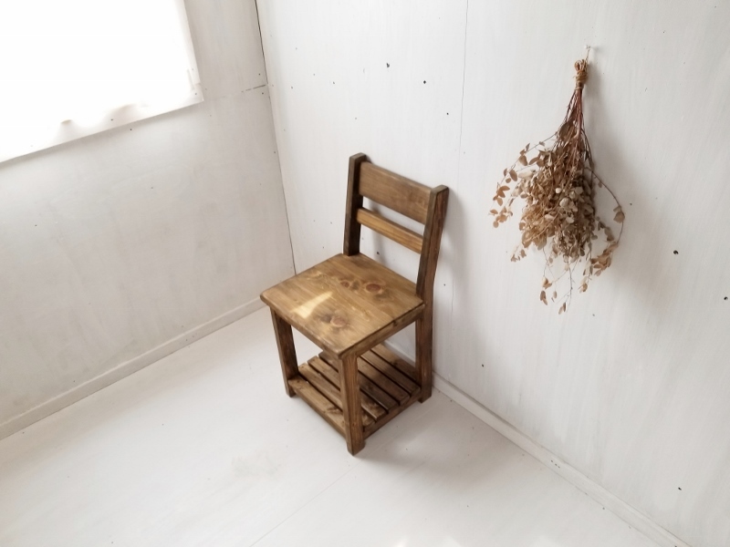 画像1: 無垢ヒノキで造る　棚付き　チェア　椅子　イス　　【ステインオーク】セミオーダー品 (1)